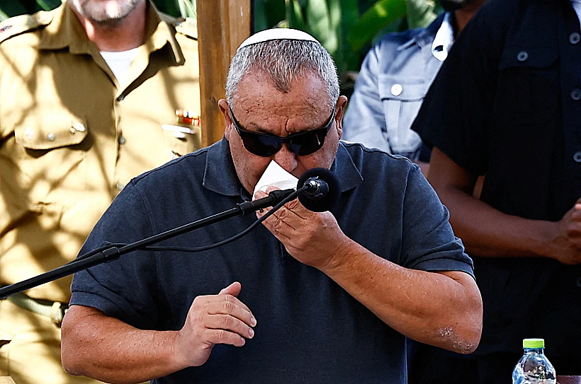 גדי איזנקוט מספיד את בנו גל