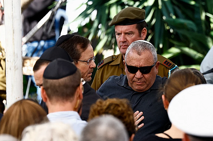 הנשיא הרצוג מנחם את גדי איזנקוט בהלוויית בנו