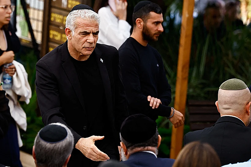 ראש האופוזיציה יאיר לפיד בהלוויית גל איזנקוט