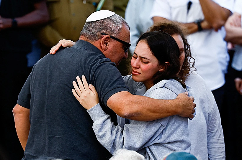 גדי איזנקוט ובתו בהלוויית בן הזקונים גל