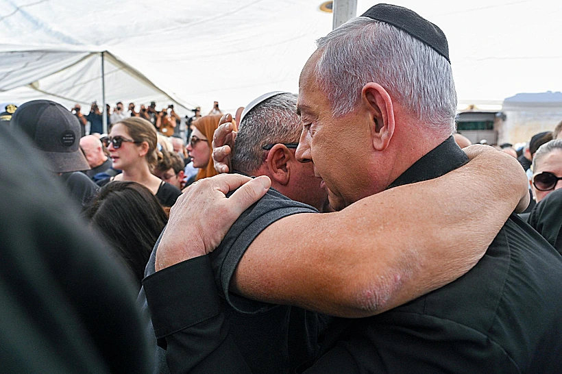רה״מ נתניהו מנחם את גדי איזנקוט בהלוויית בנו גל