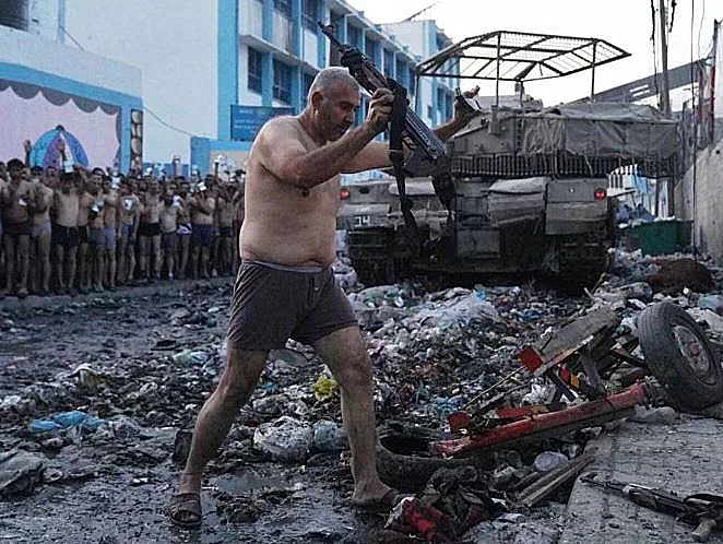 מחבלי חמאס מניחים את הנשק