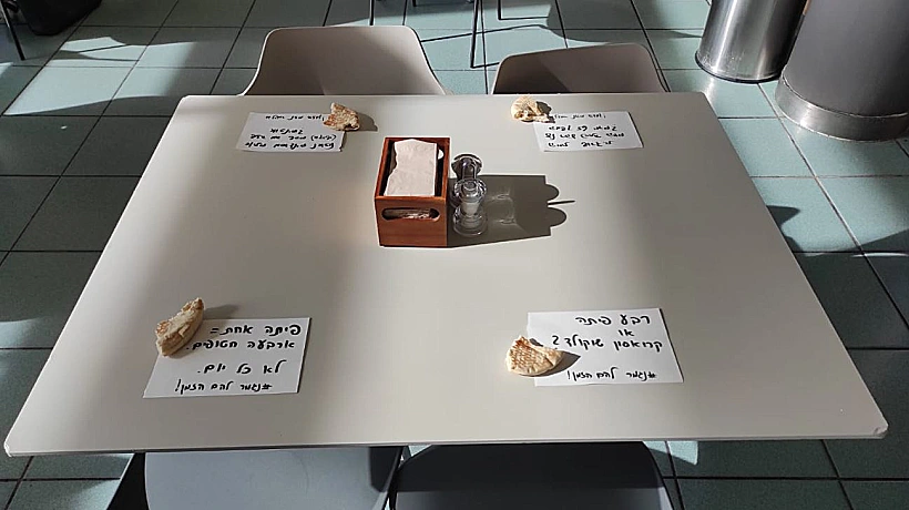 מיצג להשבת החטופים במזנון הכנסת חרבות ברזל