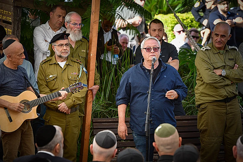 שלמה ארצי בהלוויית גל איזנקוט