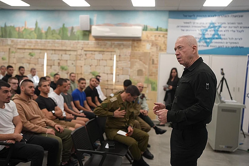 חרבות ברזל צה"ל שר הביטחון גלנט עם מתגייסי גולני ואיסוף קרבי גלנט