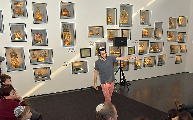 סיור באגף החנוכיות