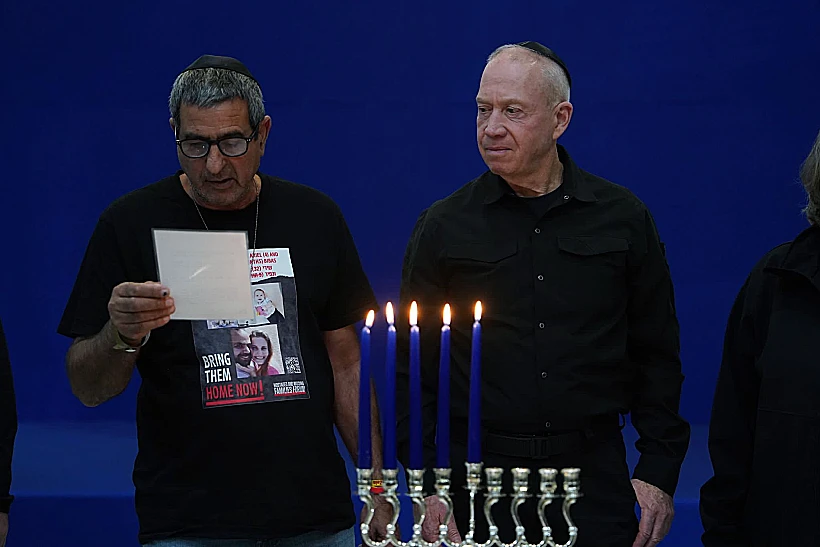 גלנט בהדלקת הנרות חרבות ברזל