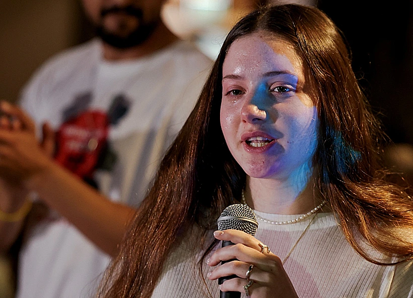 אגם גולדשטיין בהדלקת נרות עם קהילת כפר עזה בשפיים