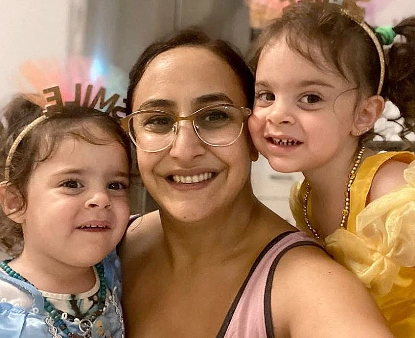 שרון אלוני-קוניו והתאומות אמה ויולי