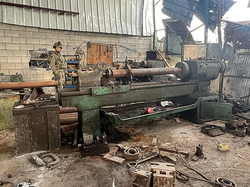 חרבות ברזל עזה צנחנים חייל צה"ל חיילים מחרטה לייצור אמל"ח ואמל"ח שנתפס על ידי לוחמי גדוד 7421 ברצועה