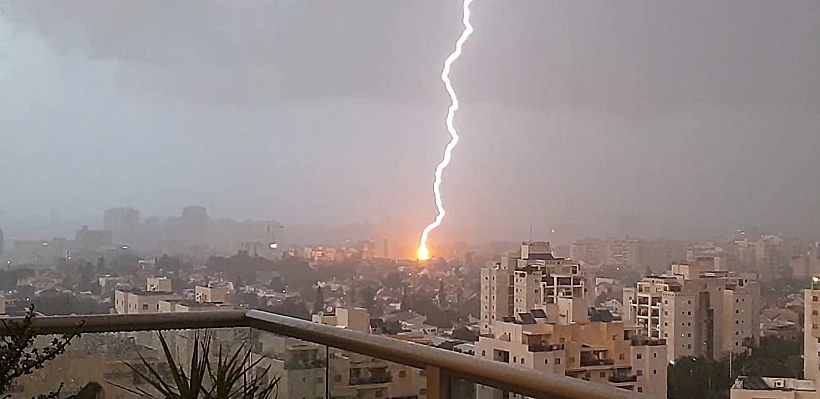 ברקים בפתח תקווה, הערב