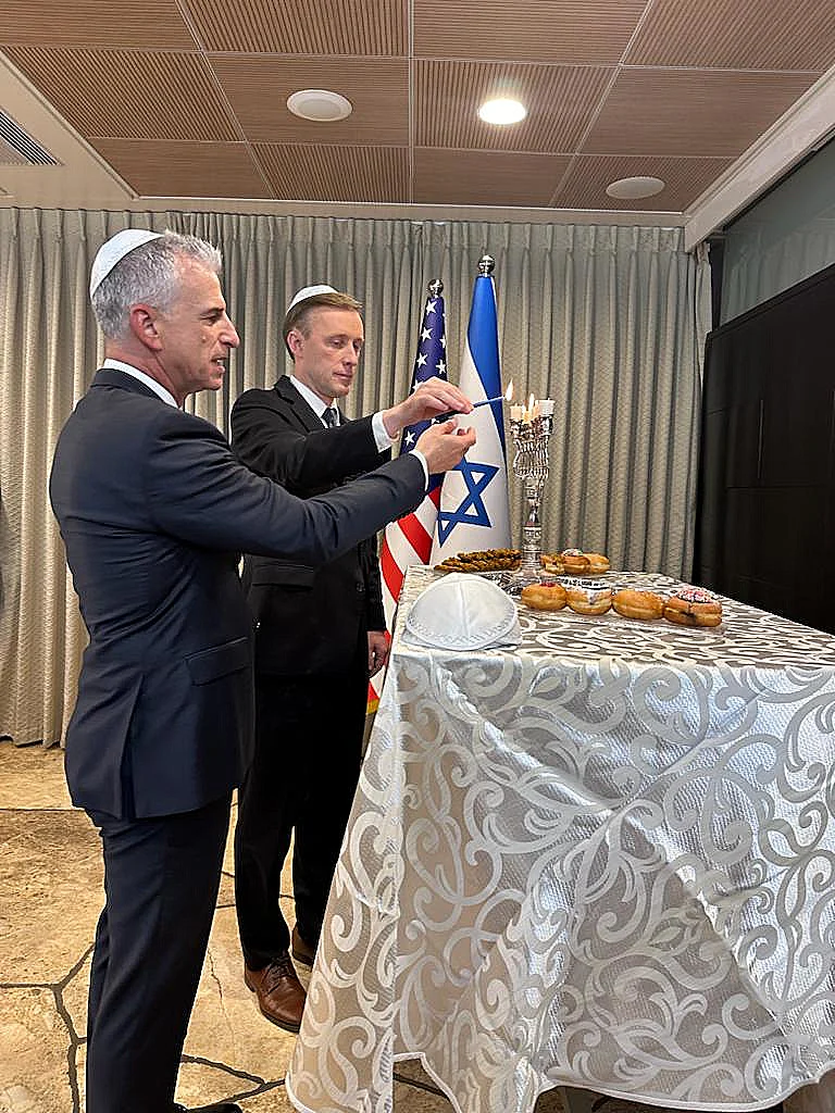 ראש המוסד דדי ברנע בהדלקת נר שמיני של חנוכה עם היועץ לביטחון לאומי של ארה"ב ג'ייק סאליבן