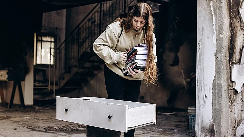 נגה וייס בקיבוץ בארי חרבות ברזל