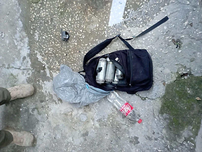 תיק מטענים שהוחרם על ידי הכוחות יהודה ושומרון צה"ל חרבות ברזל