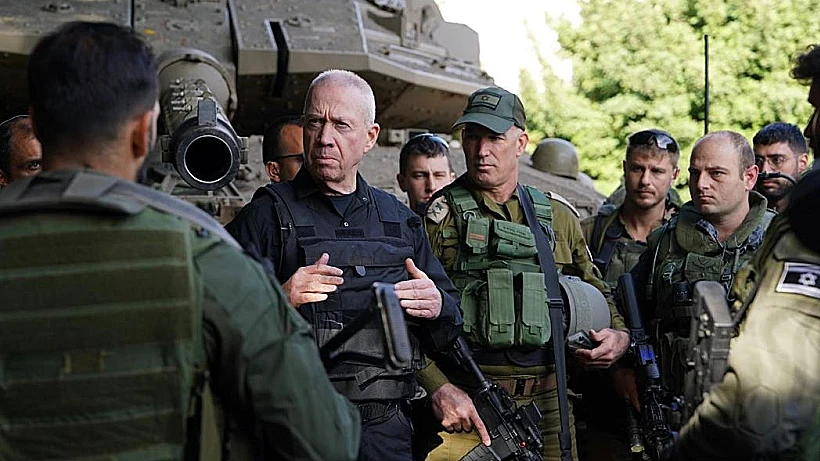 גלנט עם לוחמי המילואים במטולה חרבות ברזל