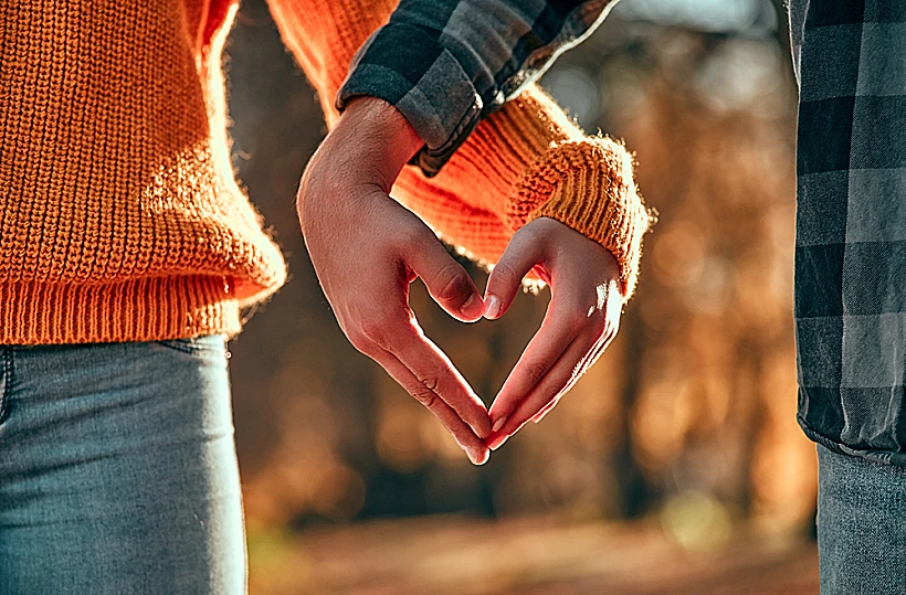 Cropped,image,of,young,couple,walking,in,park,in,autumn