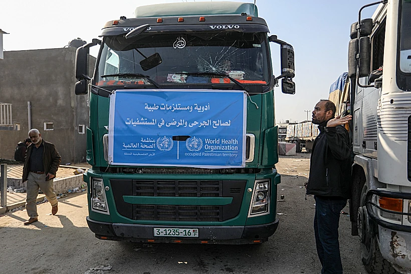 משאיות סיוע הומניטרי מגיעות למעבר כרם שלום