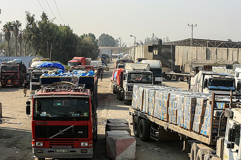 משאיות סיוע הומניטרי מגיעות למעבר כרם שלום