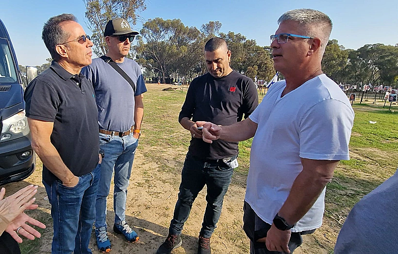 ג'רי סיינפלד בשטח המסיבה ברעים