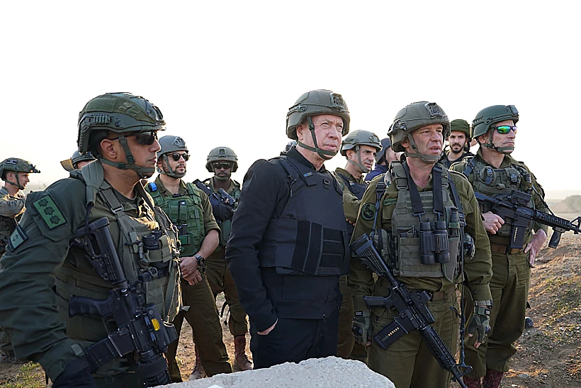 השר גלנט בגבול עזה עם מפקד פיקוד הדרום, האלוף ירון פינקלמן