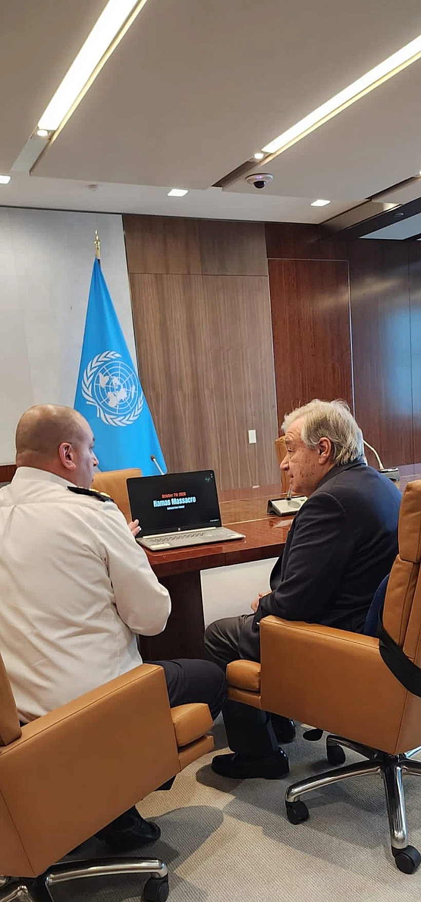 מזכ"ל האו"ם גוטרש בהקרנה, יחד עם הנספח הצבאי של ארדן, גיא ברק חרבות ברזל