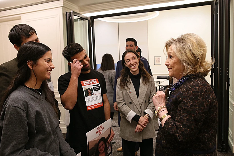 הילרי קלינטון במפגש עם משפחות החטופים