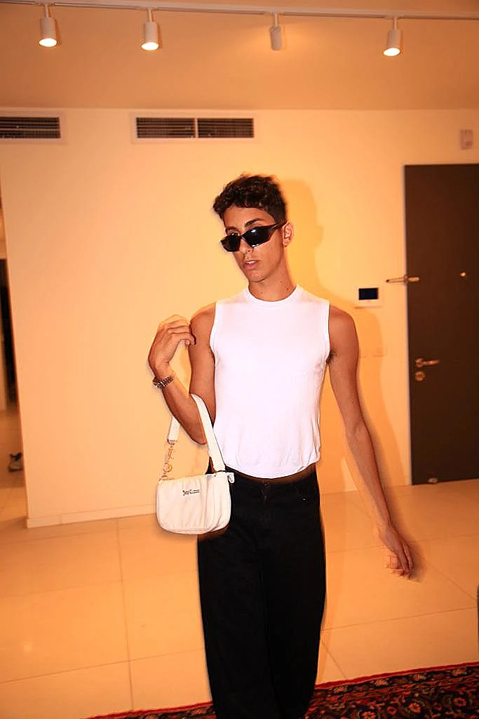 יוחנן טווינה עם תיק קטן