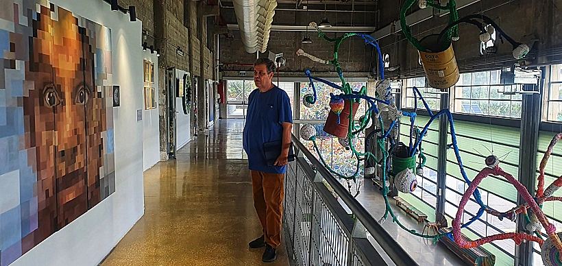 האוצר עדי יקוטיאלי לצד הערוכה תחנת מעבר