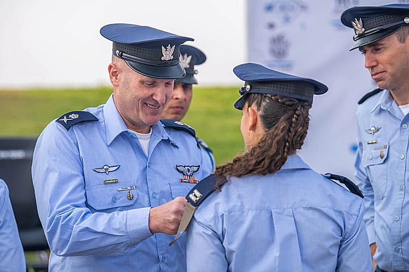 מפקד חיל האוויר מעניק כנפיים לבוגרת הקורס תומר בר חרבות ברזל