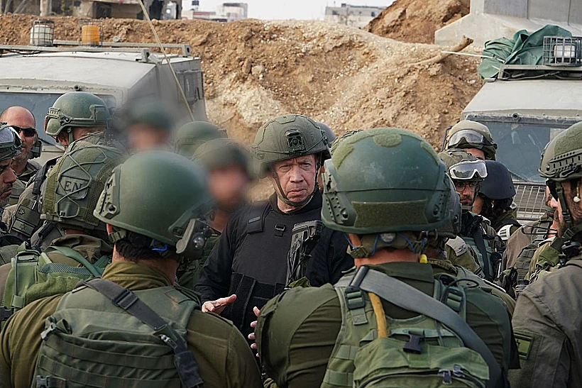 השר גלנט עם הלוחמים ברצועת עזה