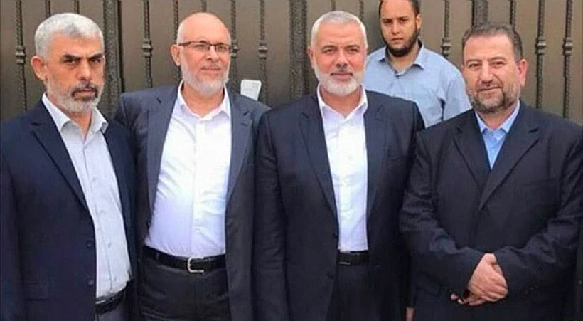 אל-עארורי (ראשון מימין) יחד עם הנייה וסינוואר