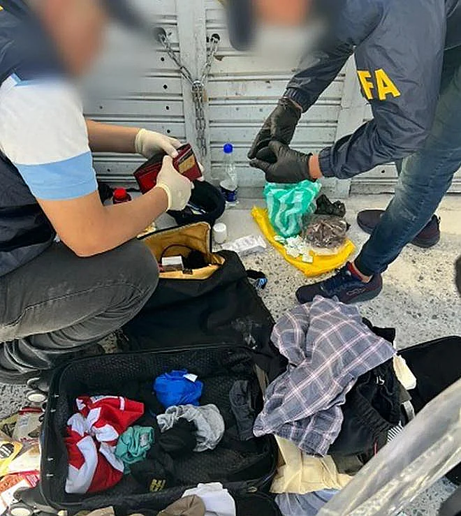 ארגנטינה פיגוע טרור המכבייה האמריקנית כוחות המשטרה סורקים את ציודם של שלושת החשודים שנעצרו