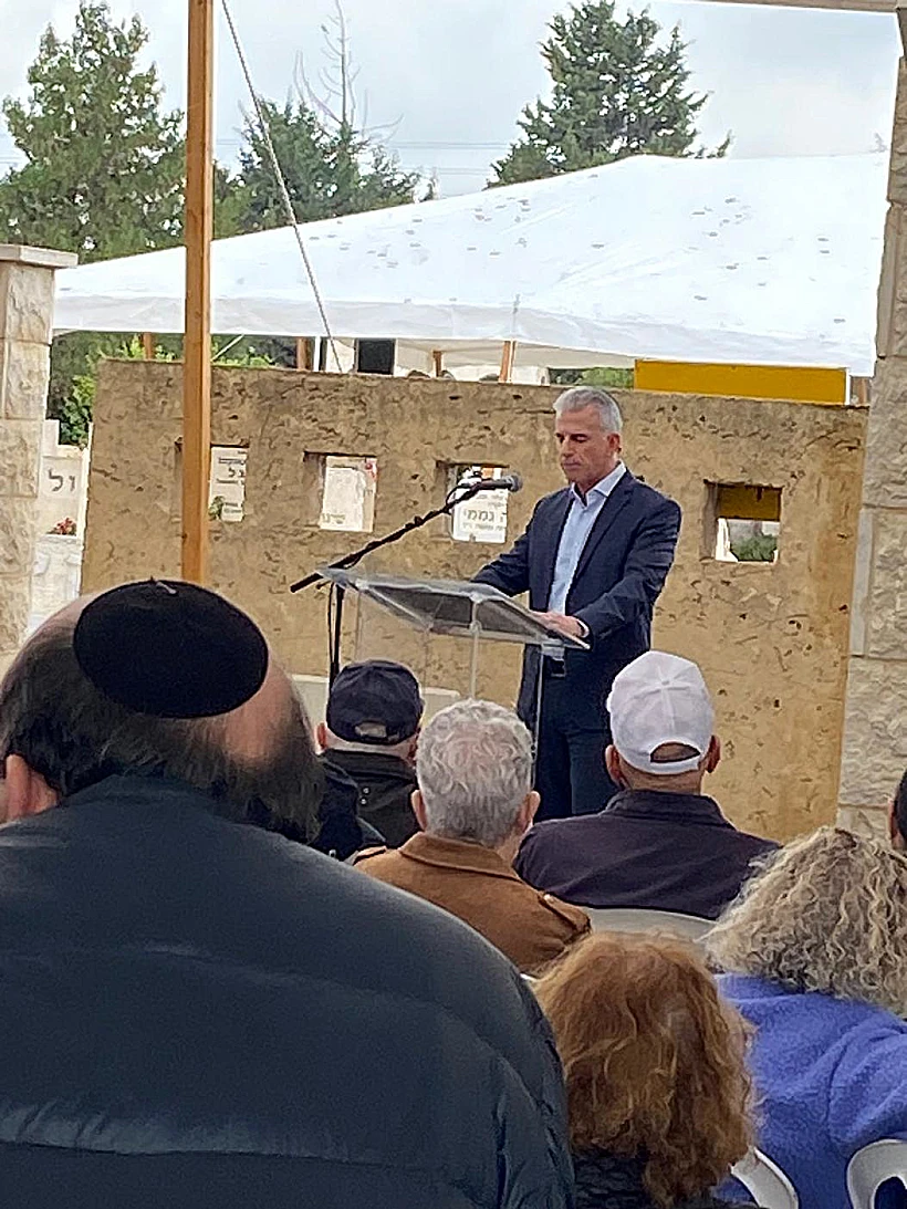 ראש המוסד דדי ברנע בהלווייתו של צבי זמיר ז"ל