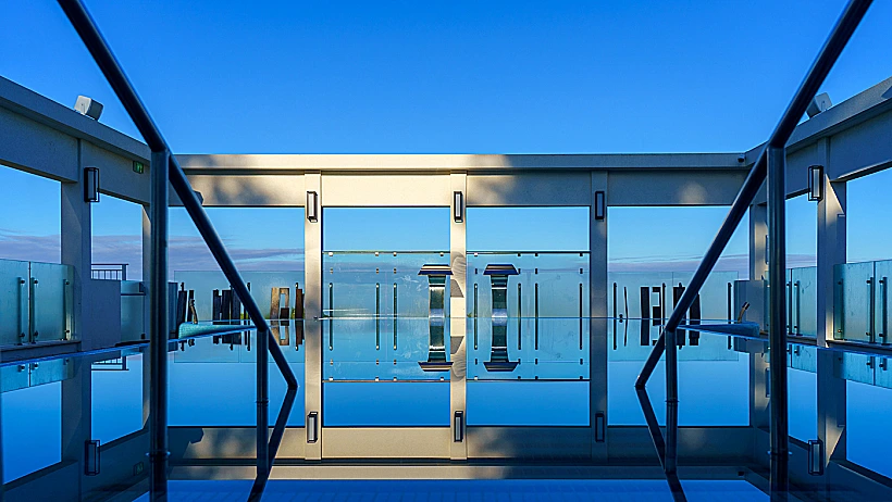 מלון אלמונד - בריכה על הגג בקו הנוף