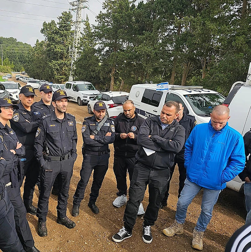 כוחות משטרה בזירה בה נמצאה גופת האישה בתוך רכב סמוך לצומת יאסיף