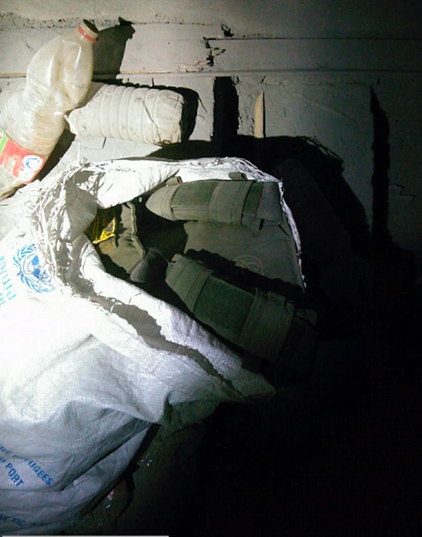 וסט של מחבלי נוח'בה בתוך שקי אונר"א במרפאה מלחמת חרבות ברזל עזה