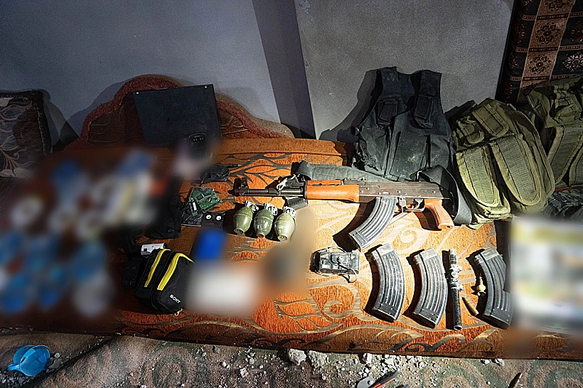 נשק שנתפס בפעילות בח'אן יונס מלחמת חרבות ברזל צה"ל חמאס