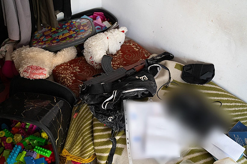 נשק שנתפס בפעילות בח'אן יונס ליד צעצועים מלחמת חרבות ברזל צה"ל חמאס