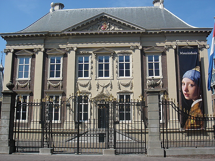 העתק של נערה עם עגיל פנינה בחזית הגלריה המלכותית מאוריצהאוס