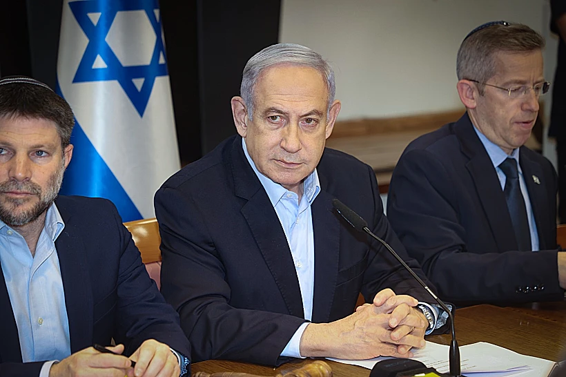 רה"מ נתניהו לצד השר סמוטריץ' ומזכיר הממשלה יוסי פוקס, הבוקר בישיבת הממשלה