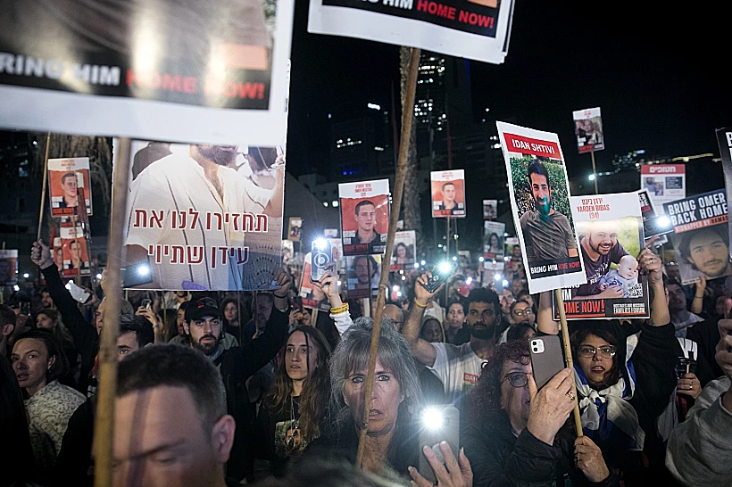 מפגינים למען שחרור החטופים בתל אביב