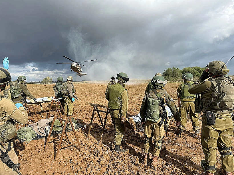 חיילים בחיל הרפואה מפנים פצועים