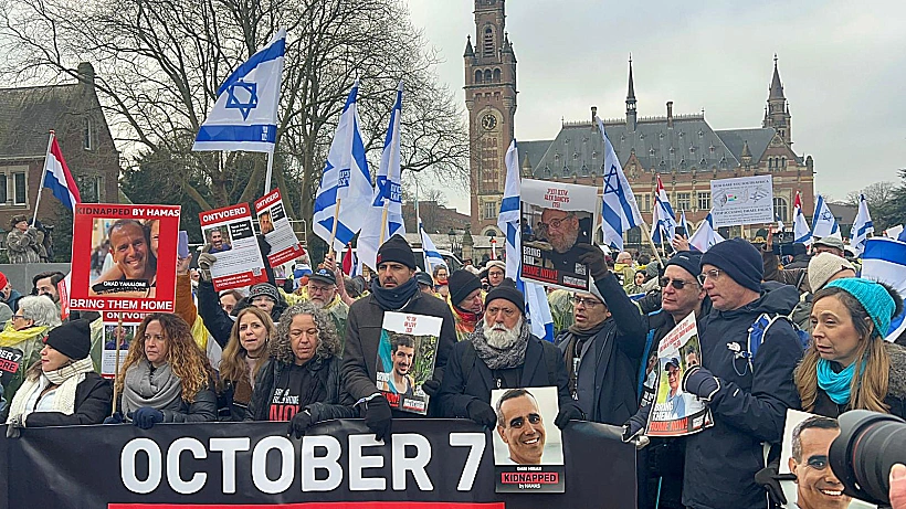 מחאת משפחות החטופים מחוץ לבית הדין בהאג