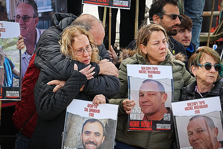 משפחות החטופים מפגינות בגדר הגבול