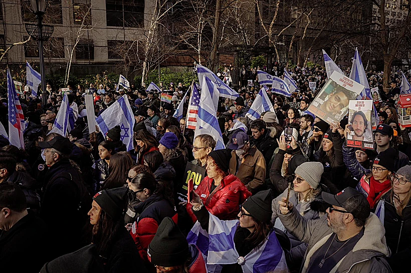 מפגינים בעצרת מול מטה האו"ם ניו יורק חרבות ברזל