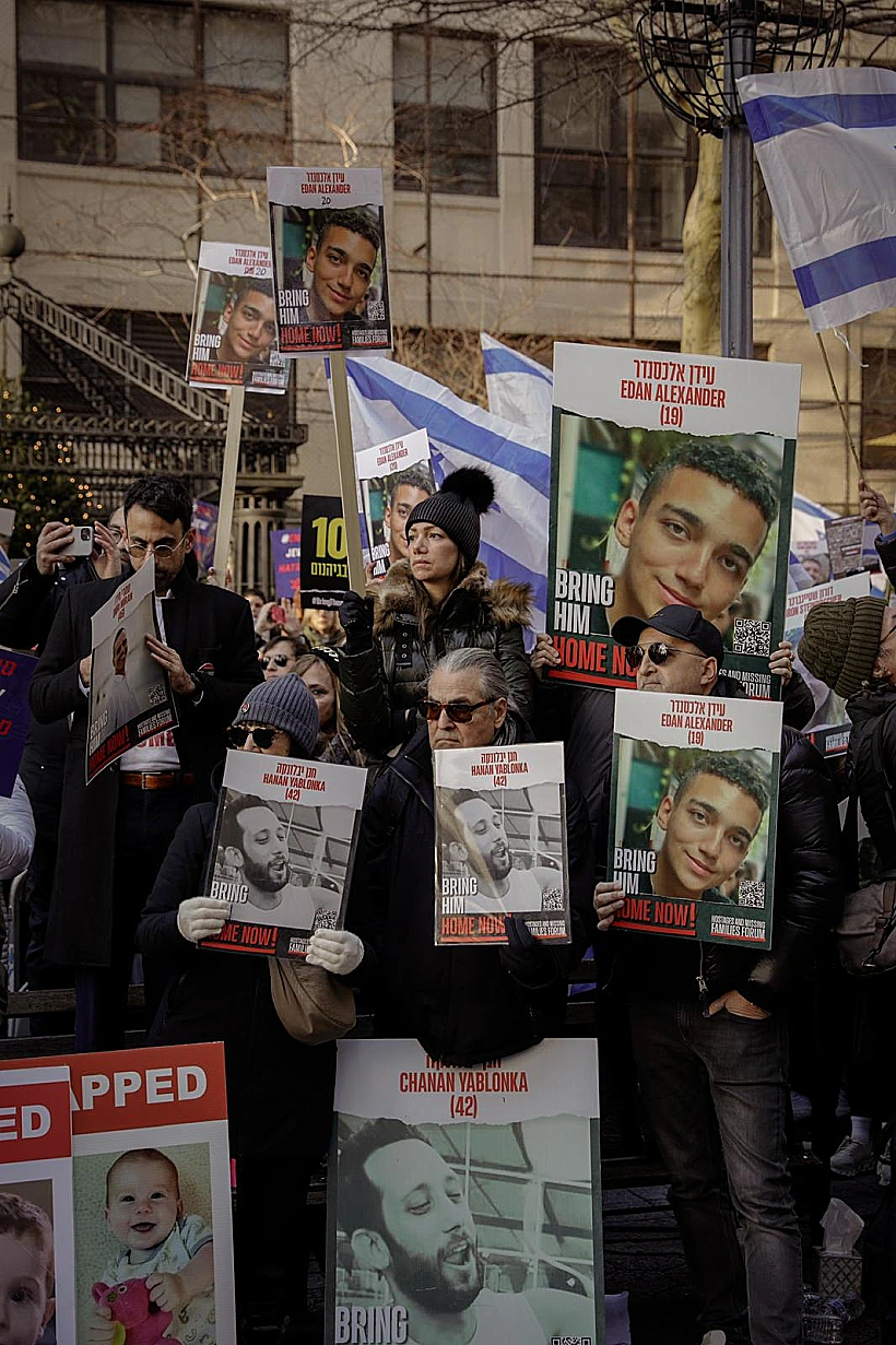 מפגינים בעצרת מול מטה האו"ם ניו יורק חרבות ברזל