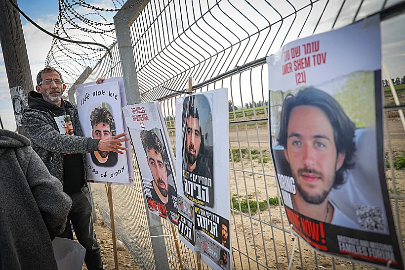 שלטי חטופים ליד גבול ישראל-עזה