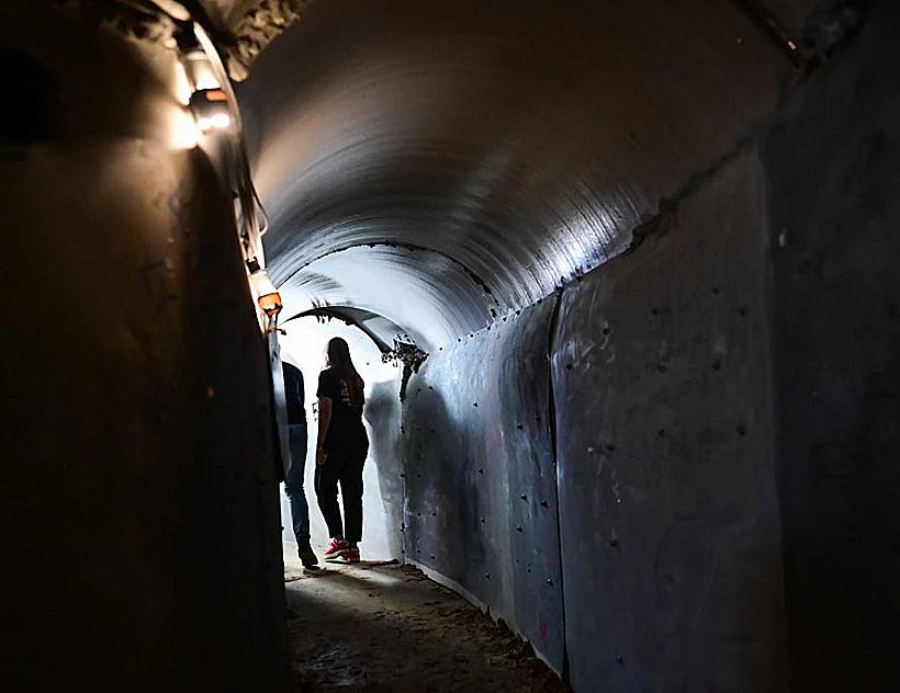 מיצג בכיכר החטופים בת"א: מנהרה באורך 30 מטרים