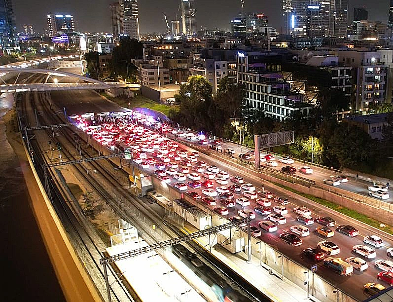 מפגינים חוסמים את איילון דרום