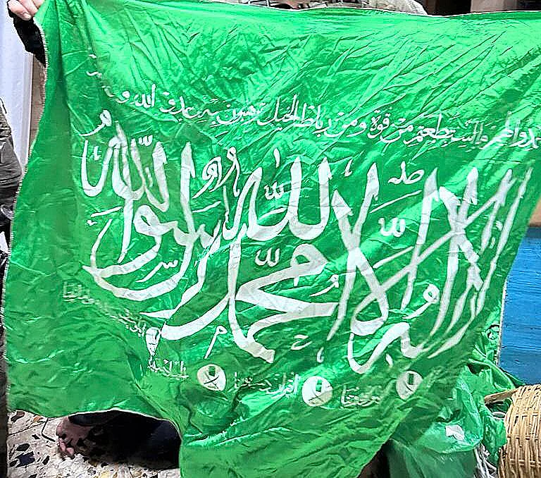 יהודה ושומרון חרבות ברזל דגלי חמאס שנמצאו במסחני תא הסטודנטים